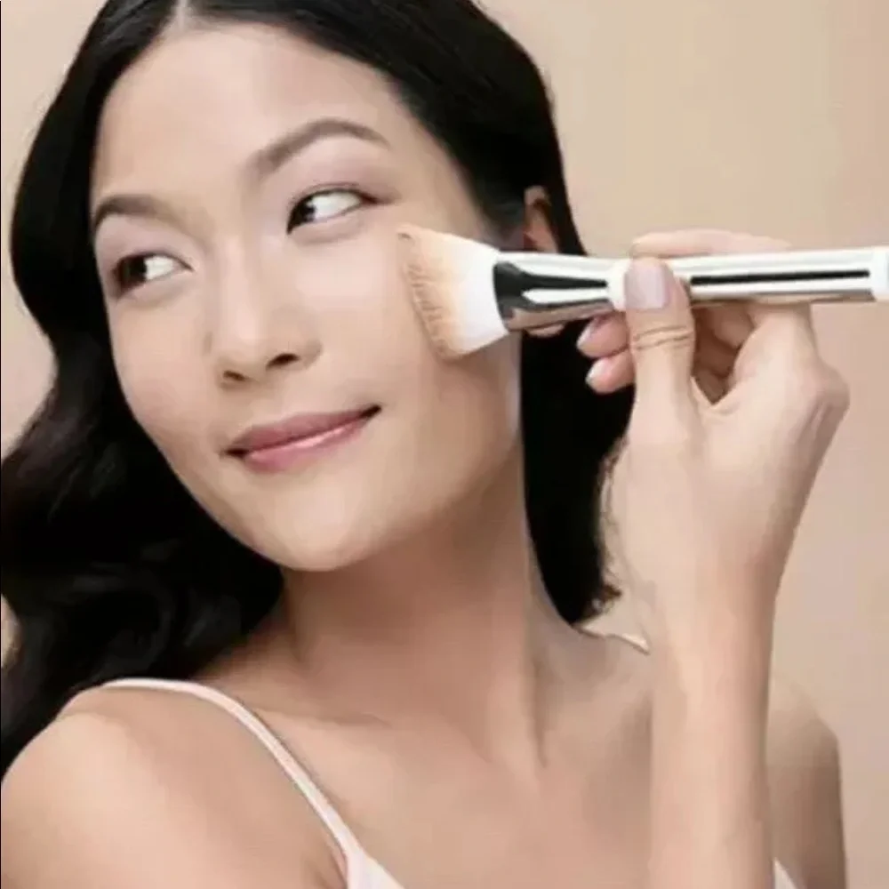 IT COSMETICS Heavenly Skin Skin-Hugging Foundation Brush #707 NIP $42 NIP
